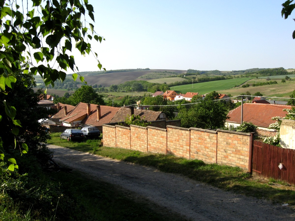 část od hřbitova dolů k bařině  a fotbalové hřiště.jpg